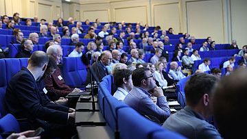 Menschen in einem Theater