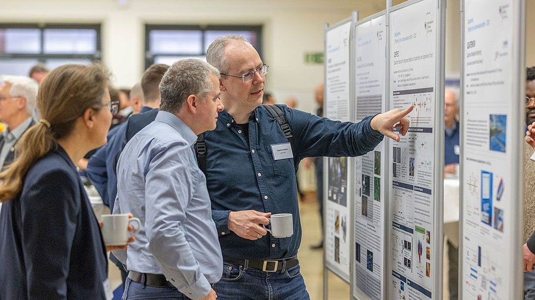 Zwei Männer vor einem Poster