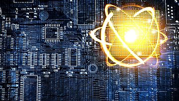 Computer-Chip mit erkennbaren Schaltkreisen und Prozessoren mit darüber gelegter Atomkerngrafik.